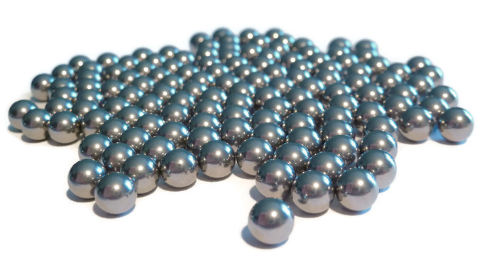 6,35mm Stahlkugeln vor weißem Hintergrund